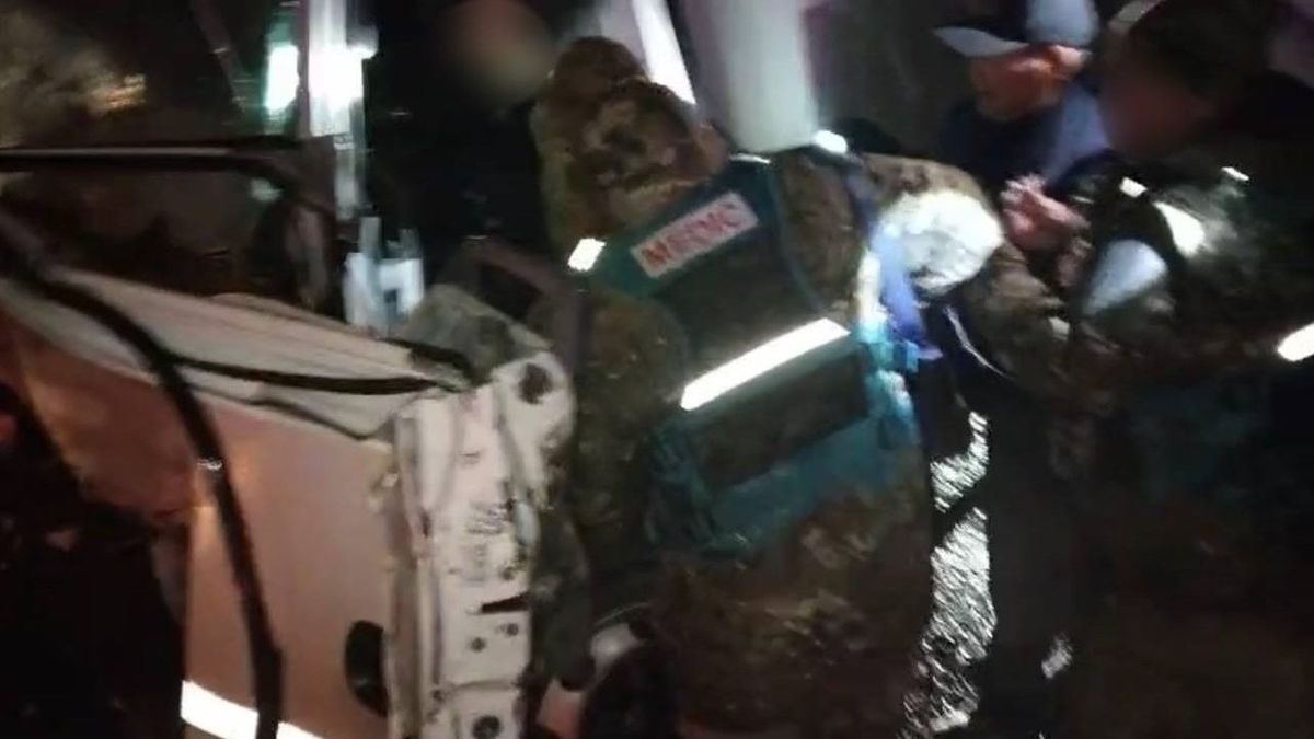 Водителя достают из кабины