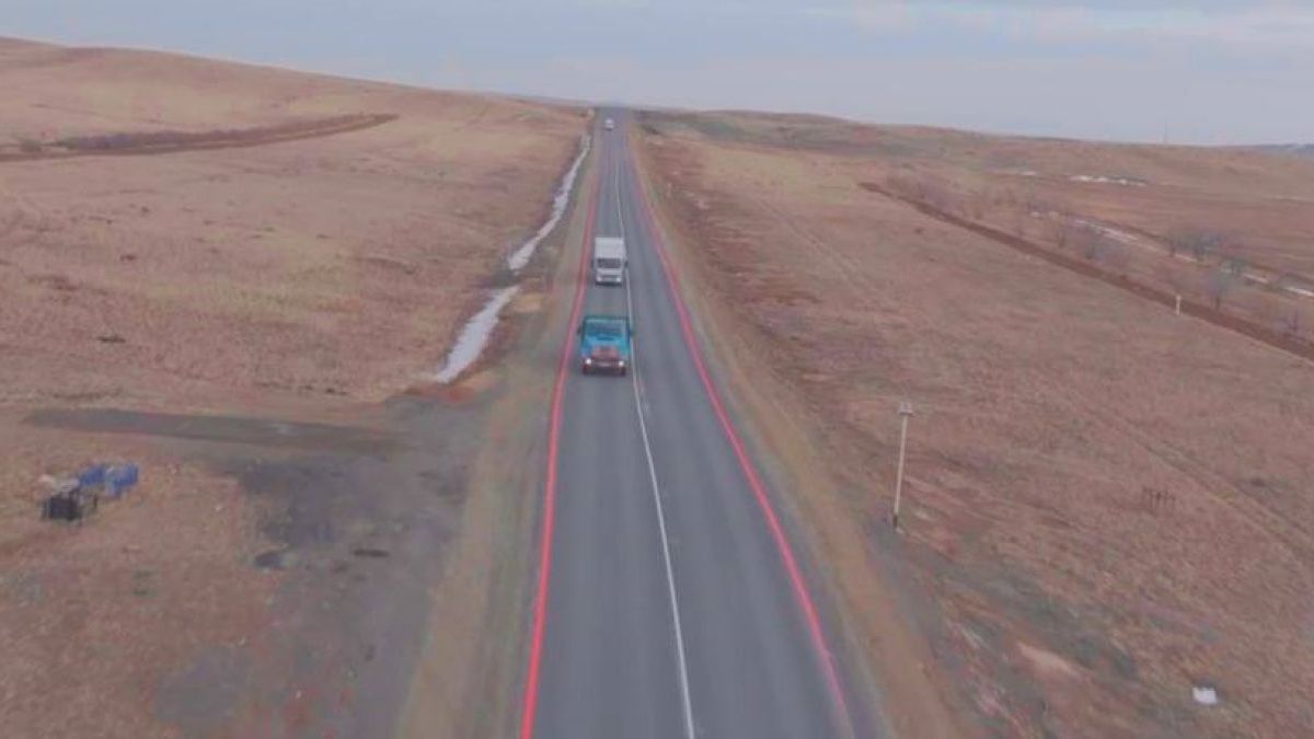 Красные полосы на обочине дороги