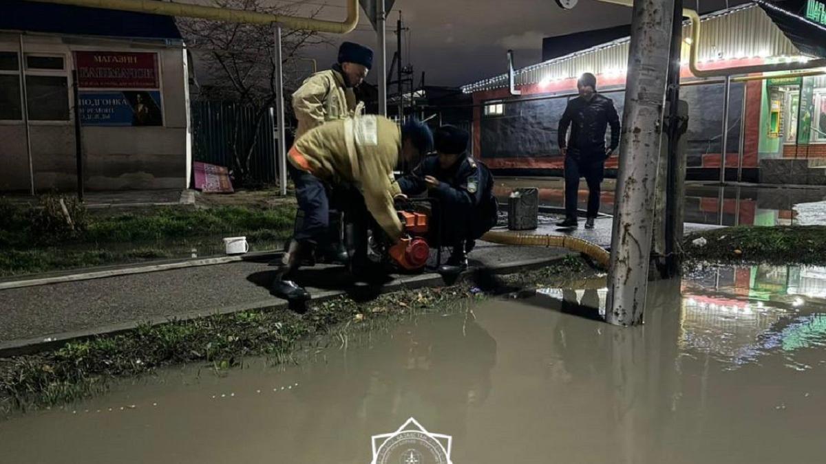 Спасатели откачивают воду