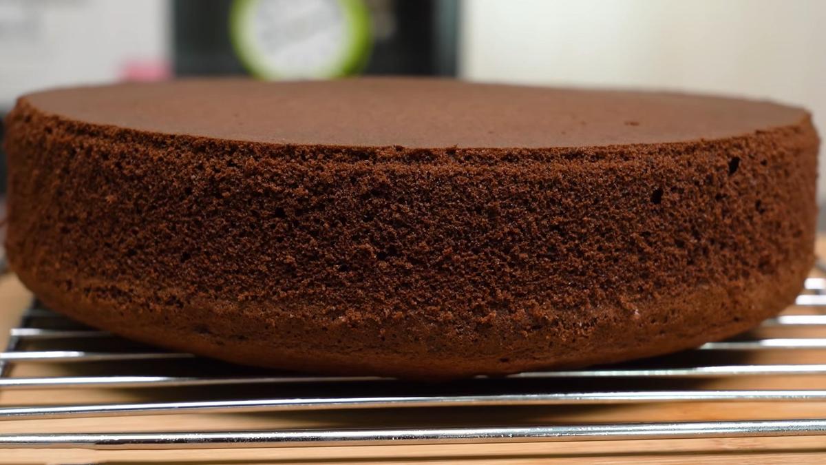 Перевернутый шоколадный бисквит на решетке