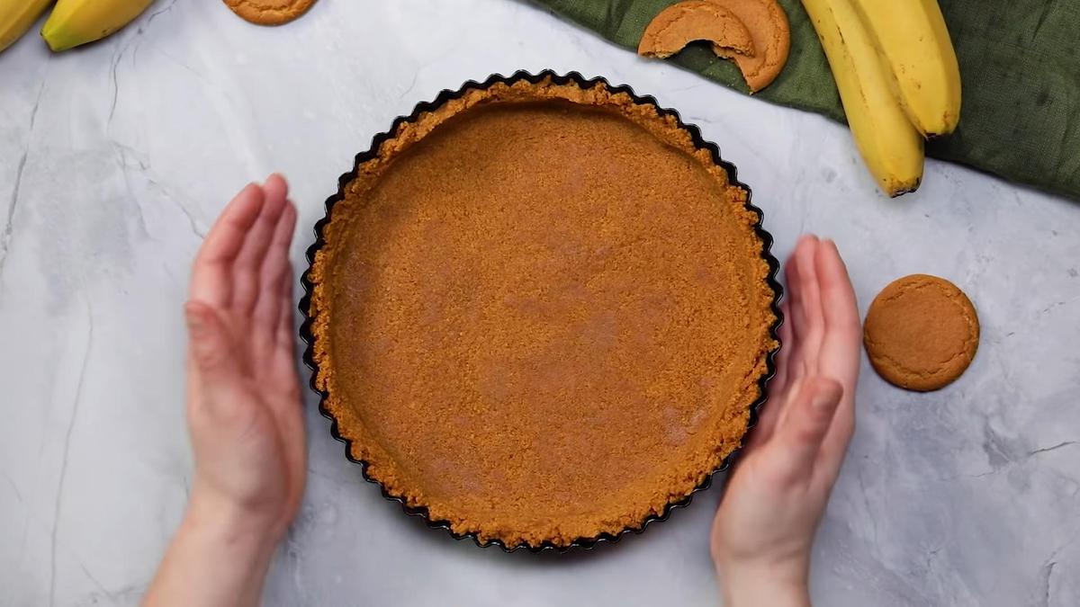 Песочное тесто из печенья в форме для выпечки