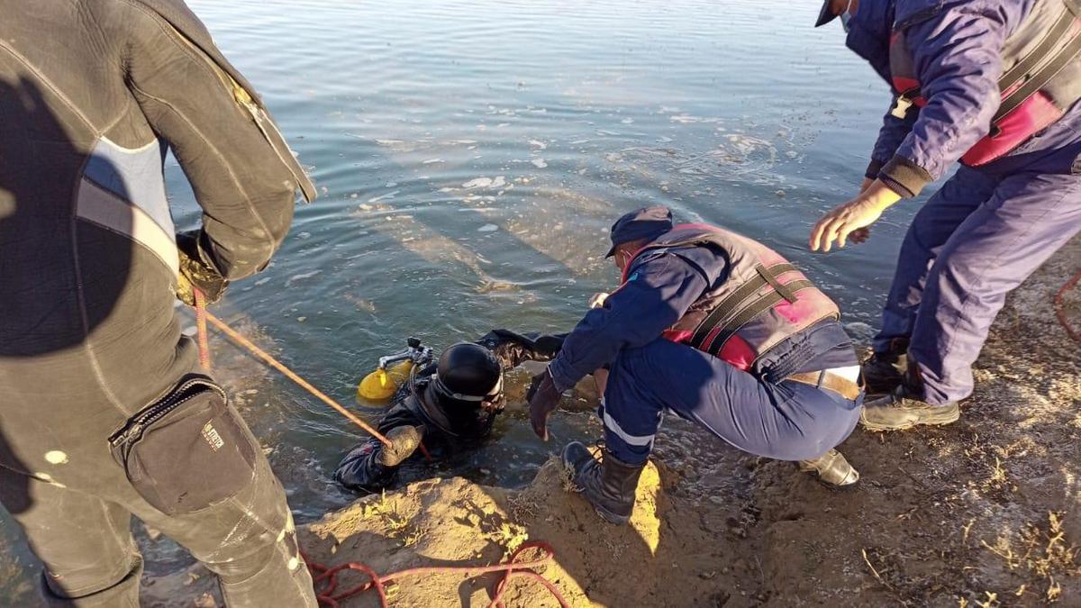 Спасатели помогают водолазу выбраться из воды