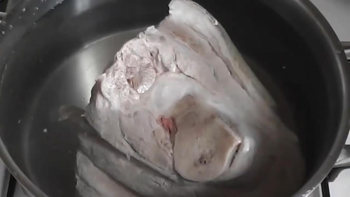 В кастрюле с водой свиной окорок