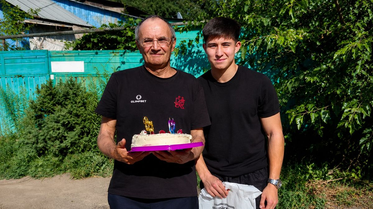 Дастан Сатпаев с болельщиком