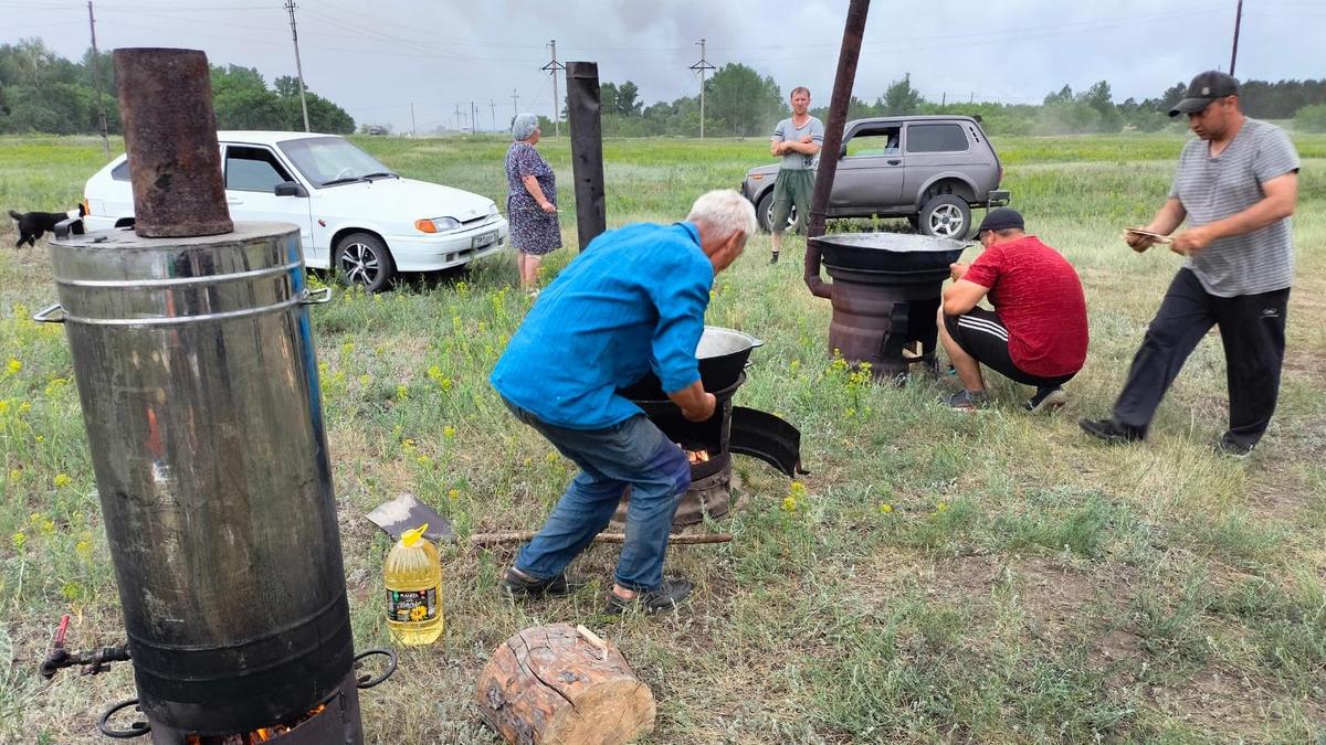 Волонтеры поддерживают пожарных в борьбе с лесным пожаром