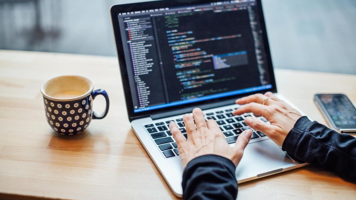 Мужчина работает с данными Мужчина работает с данными