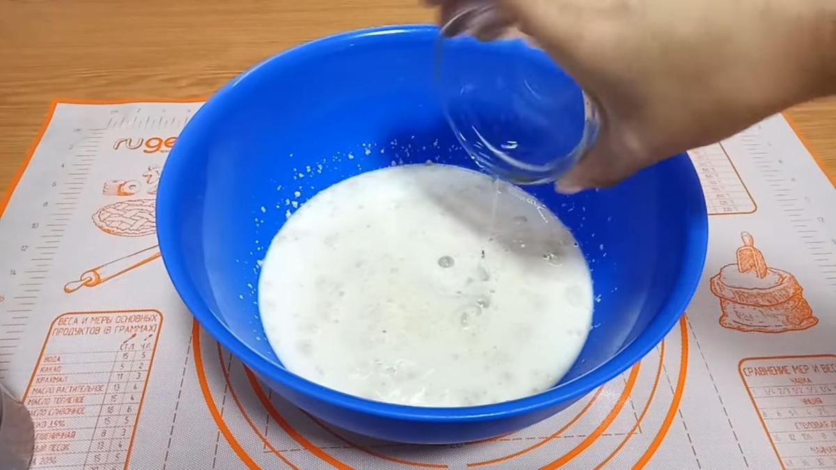 Добавление масла в жидкую смесь