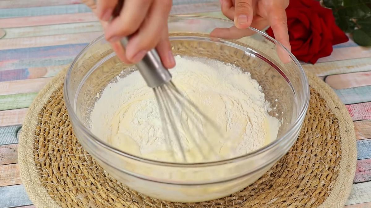 Просеянная мука в стеклянной емкости для замешивания теста