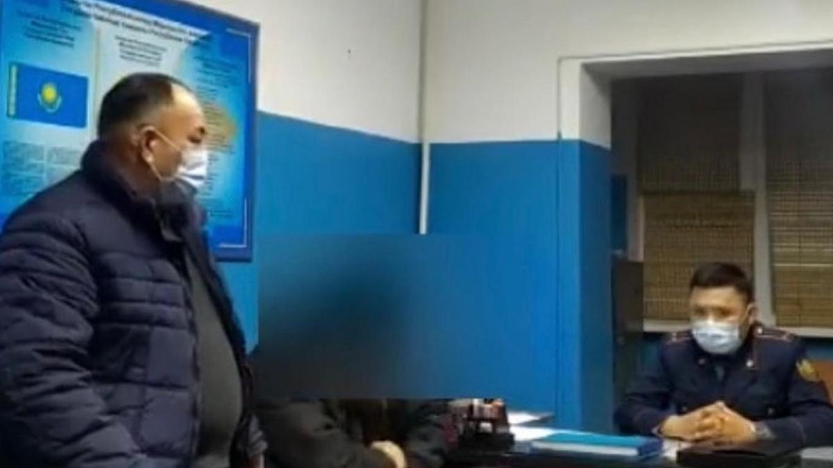 Мужчина в опорном пункте Мужчина в опорном пункте