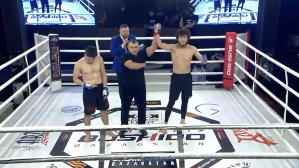 Зрелищный нокаут за 20 секунд оформил боец на казахстанском турнире по ММА