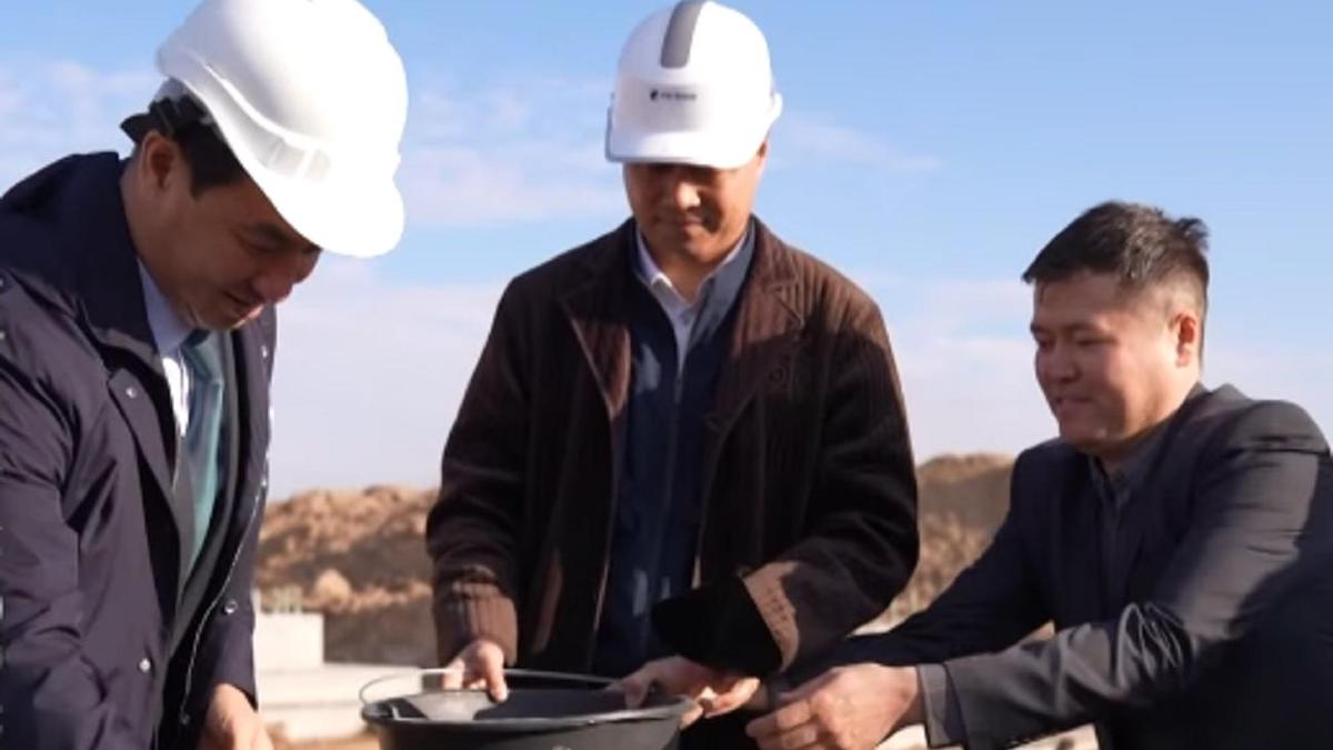 Жаңа зауыттың капсуласын салған сәт Жаңа зауыттың капсуласын салған сәт