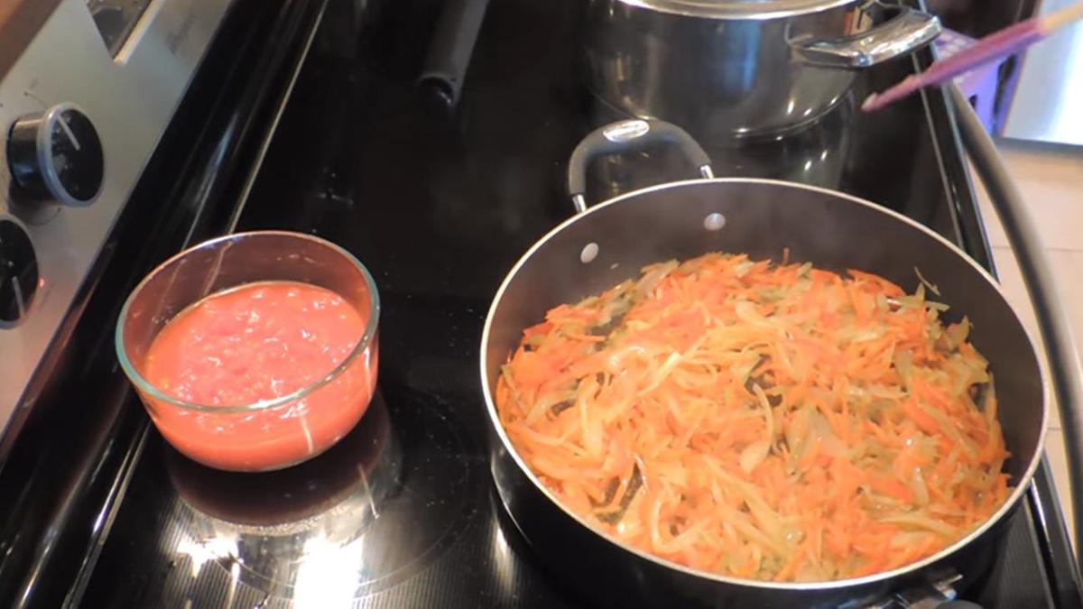 Натертую морковь и нарезанный лук обжаривают на сковороде