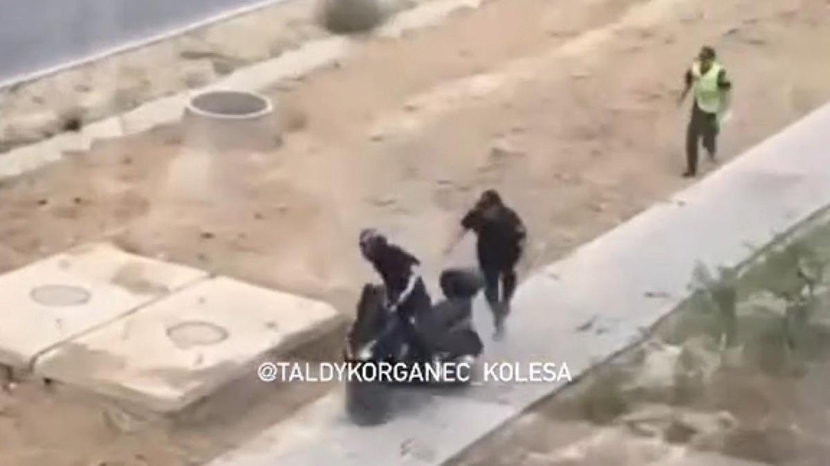 Камень кинули в мопедиста в Шымкенте Камень кинули в мопедиста в Шымкенте