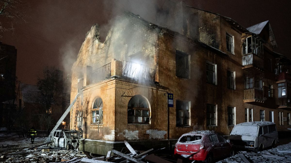 Пострадавшее от удара жилое здание в Киеве