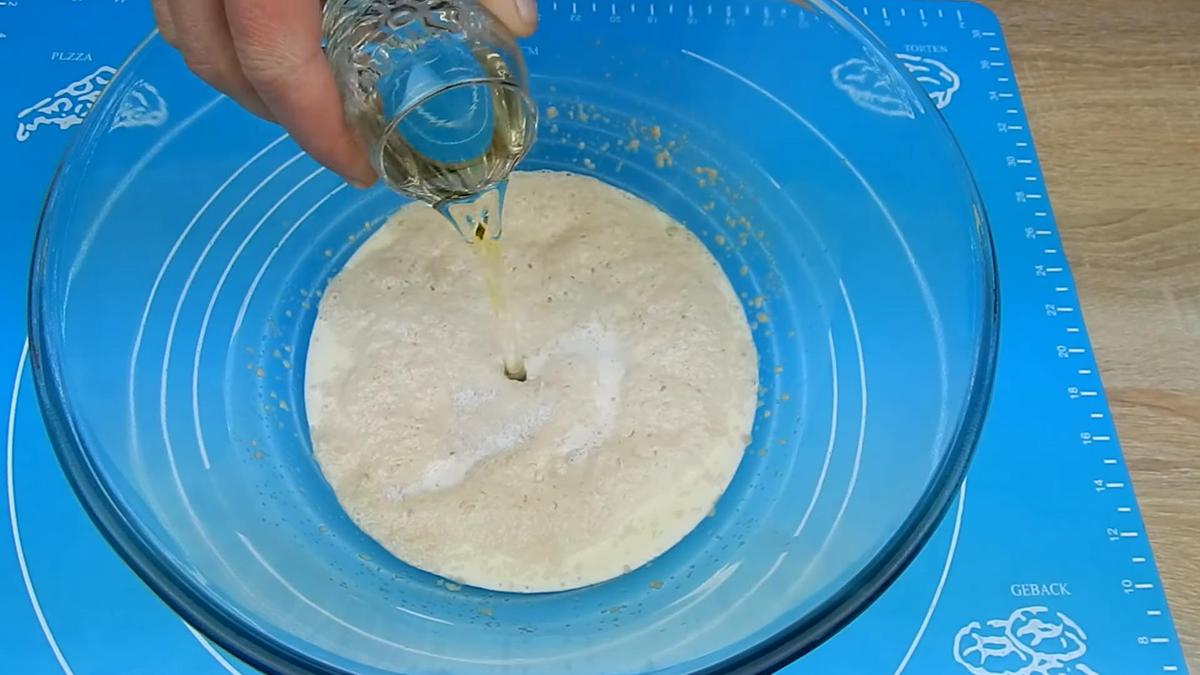 В миску с опарой вливают растительное масло