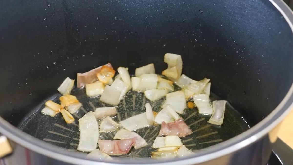 Лук пассеруется в масле