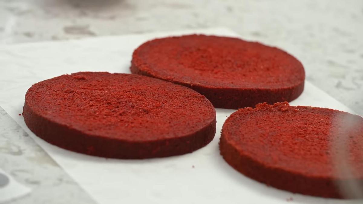 Разрезанный на коржи бисквит для торта