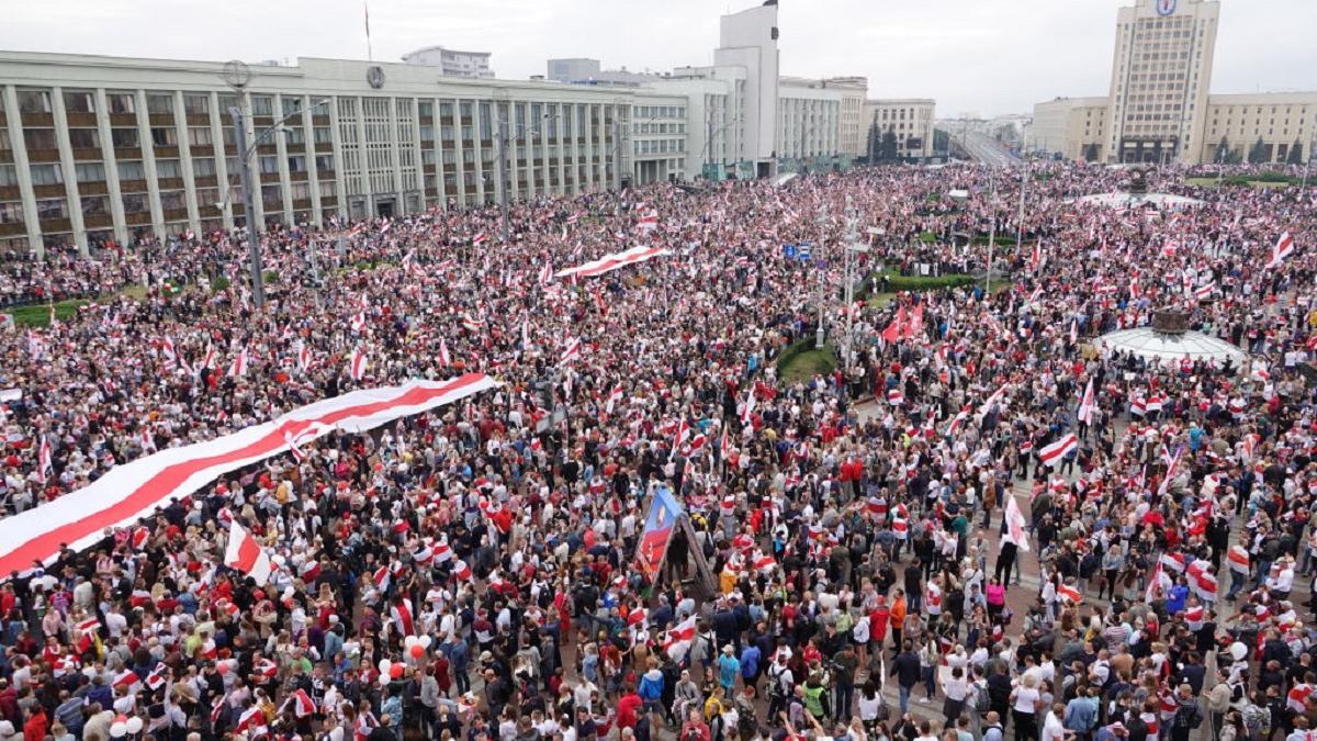 Протестующие в Беларуси с флагами