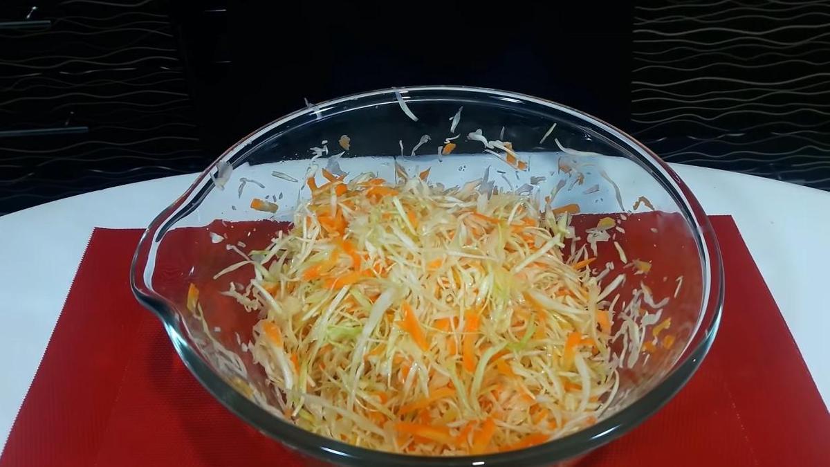 Салат из свежей капусты и моркови: рецепт как в столовой