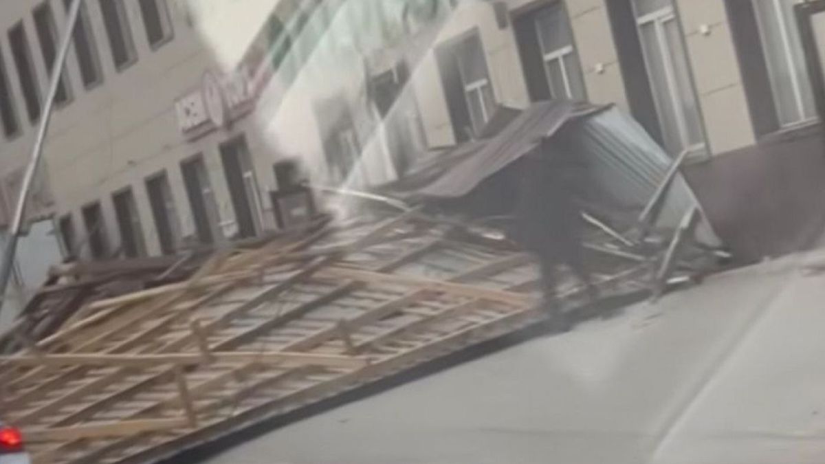 Сорвало крышу торгового центра