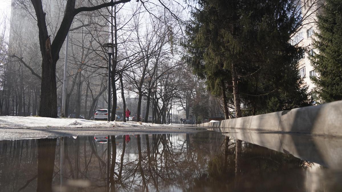 Вода на земле от растаявшего снега