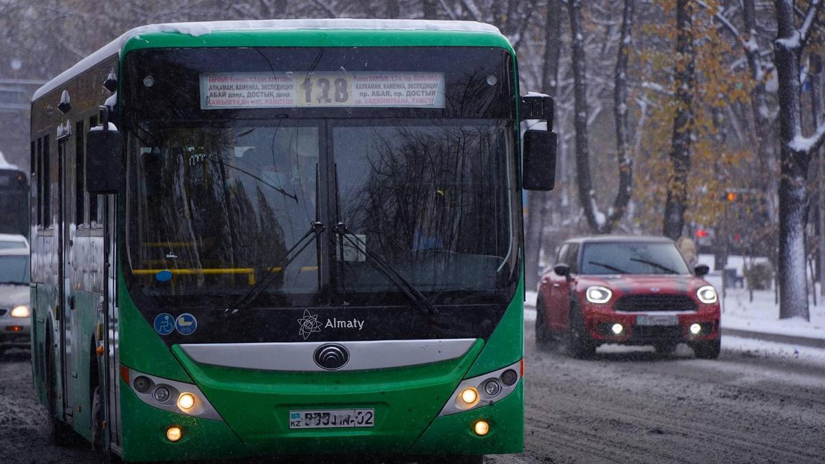 Автобус едет по городу