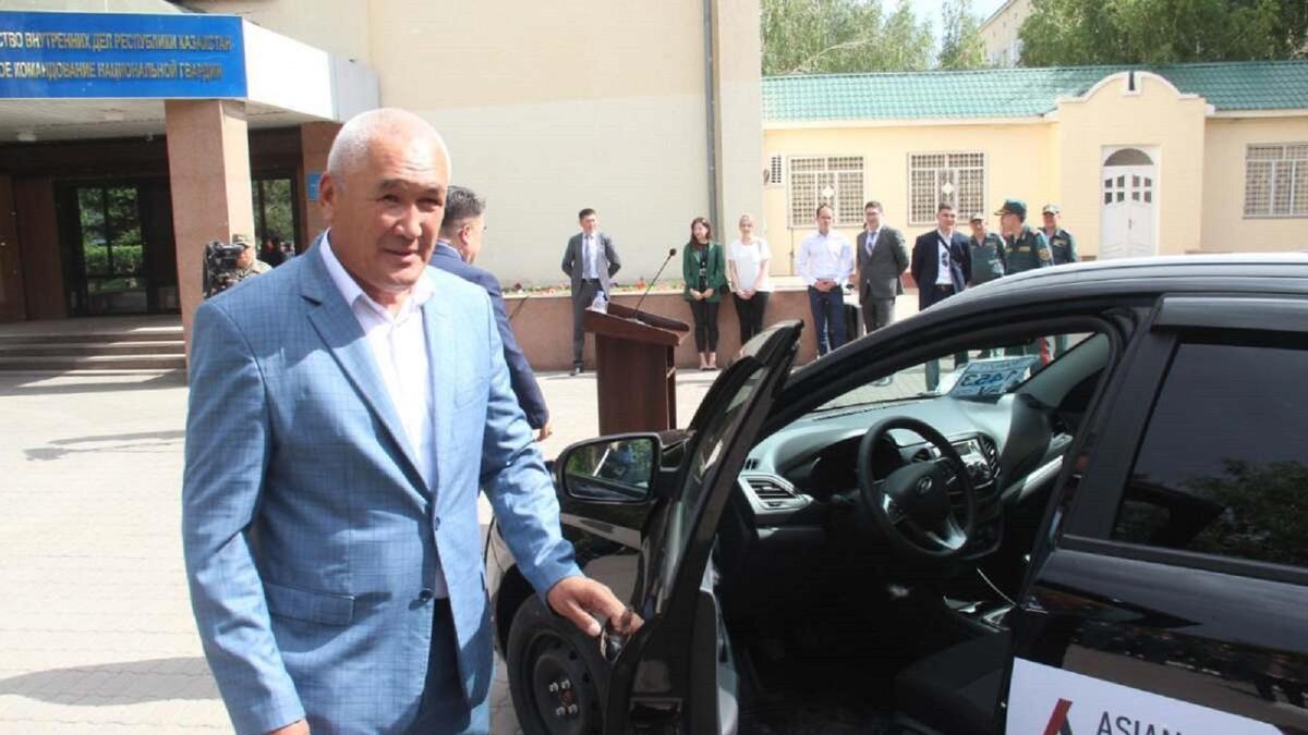 Досбол Сапардың әкесіне көлік табыс етілген сәт Досбол Сапардың әкесіне көлік табыс етілген сәт