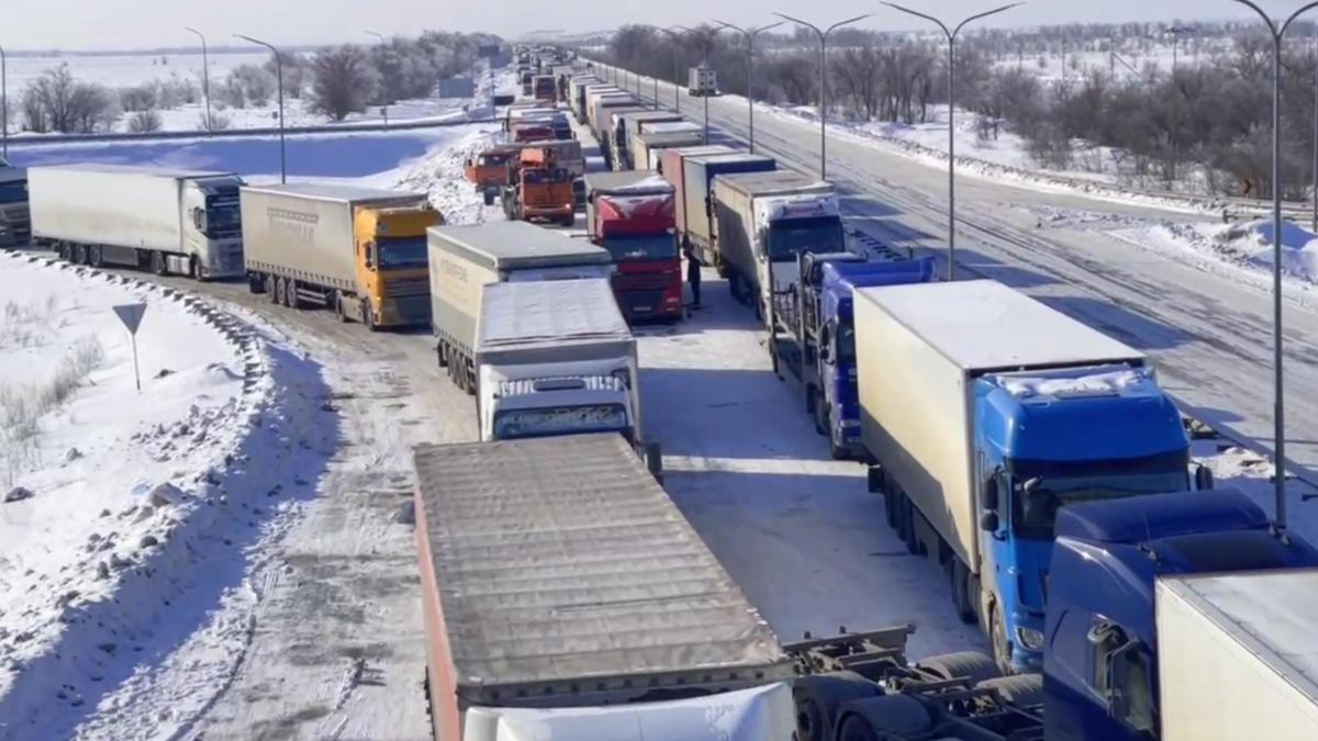 Свыше 3000 авто скопилось на трассе в Актюбинской области (видео)