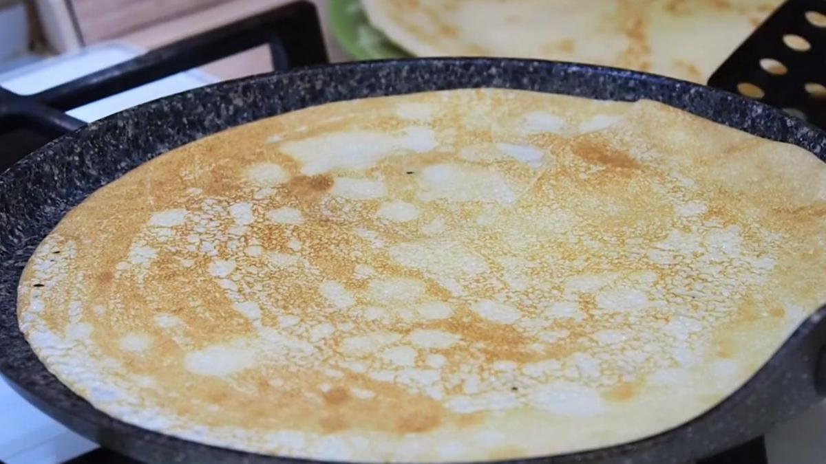 Блин печется на сковороде