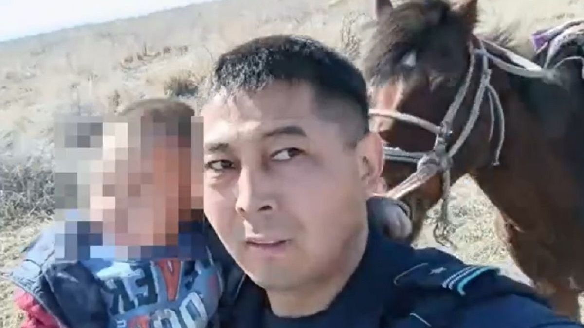 Полицейский с ребенком