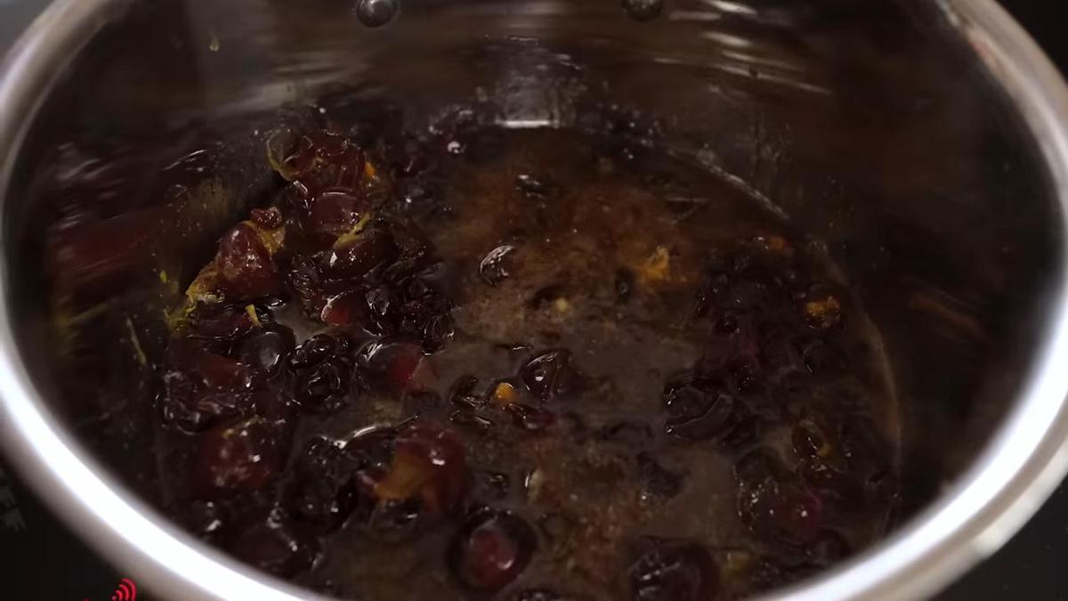 В кастрюле бренди с маслом и сухофруктами