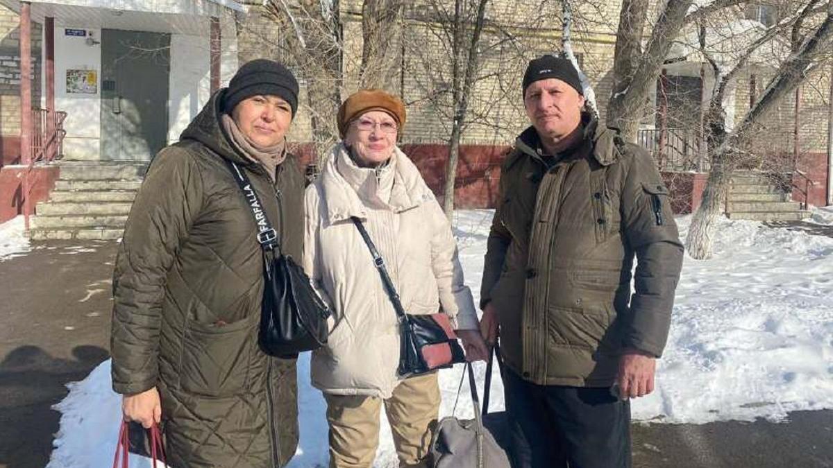 Ресейлік әйел туған әпкесімен 40 жылдан кейін Атырауда кездесті Ресейлік әйел туған әпкесімен 40 жылдан кейін Атырауда кездесті