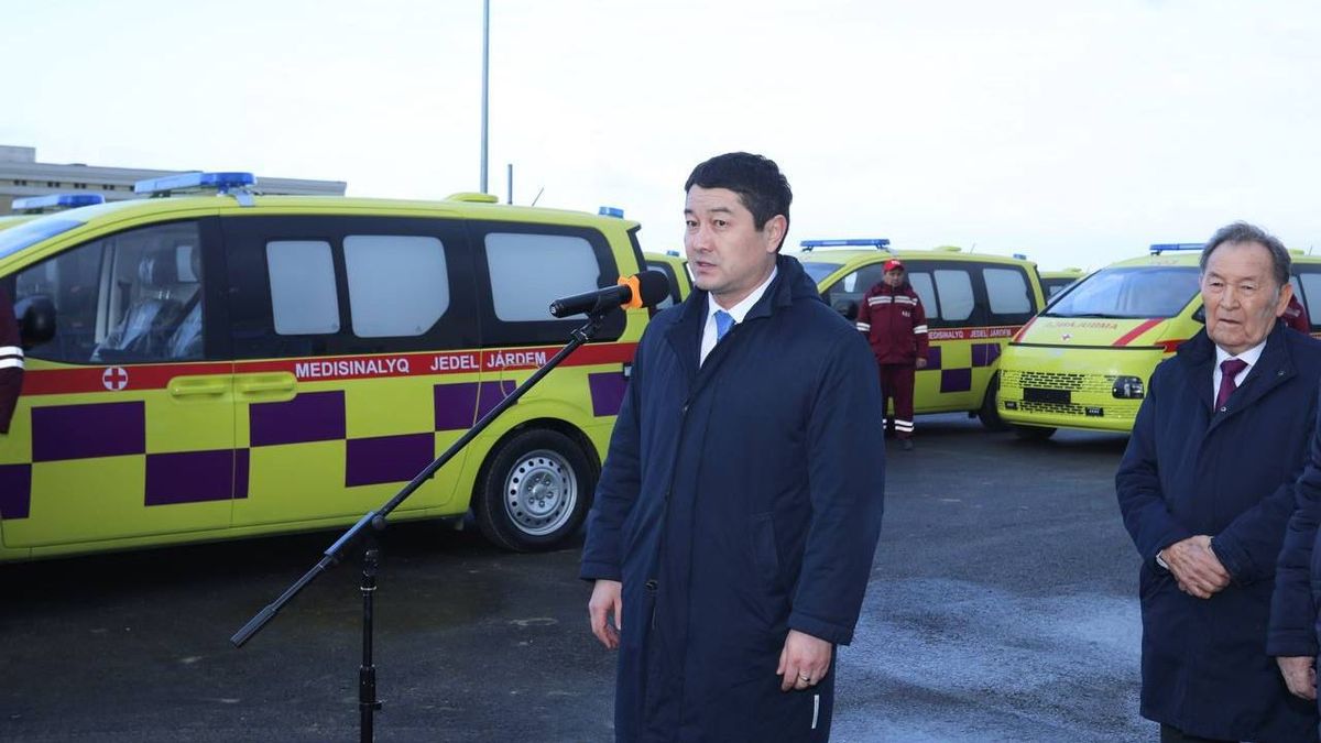 Нурдаулет Килыбай передает областному подразделению скорой помощи 32 новых автомобиля