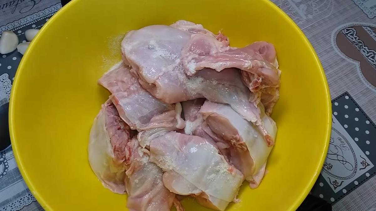 Кролик разделан на куски и посолен