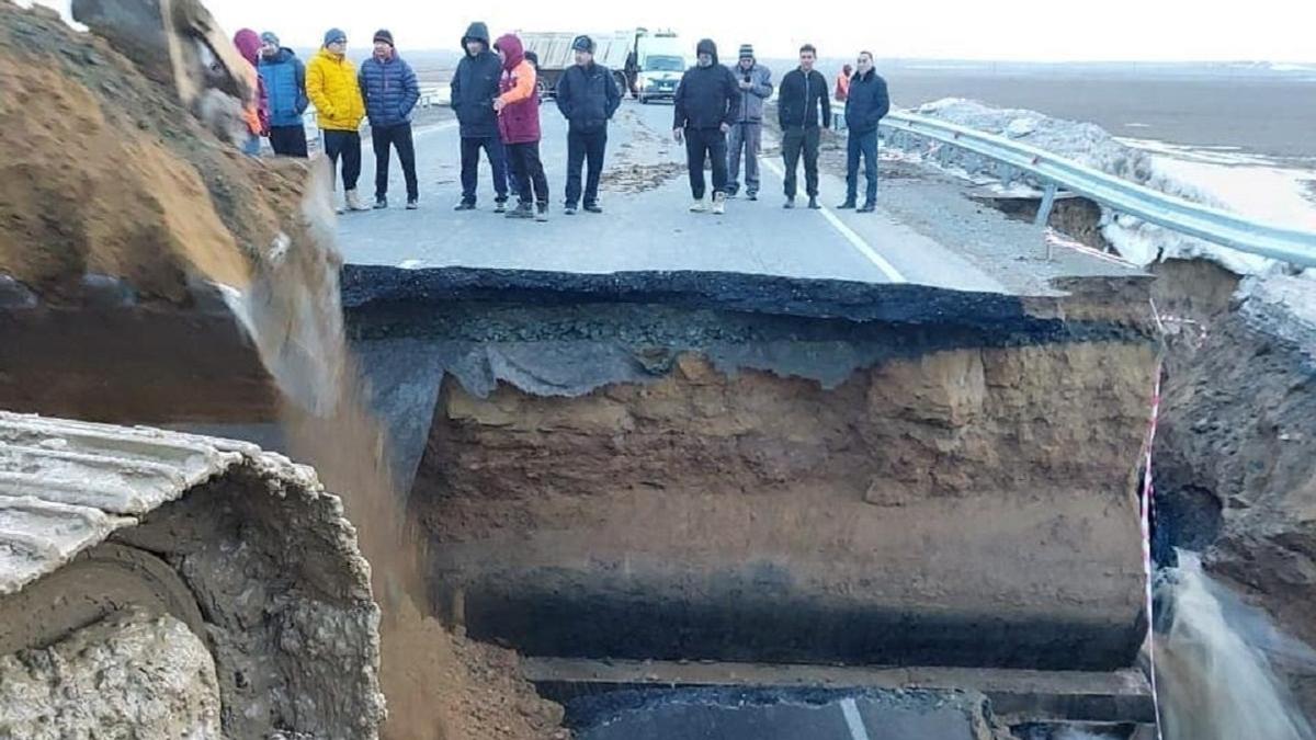 Размыло дорогу в Актюбинской области