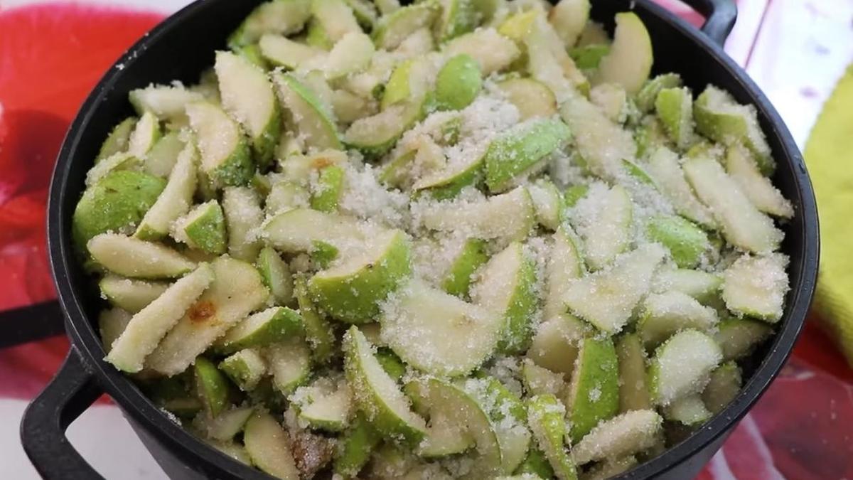 Засыпанные сахаром груши