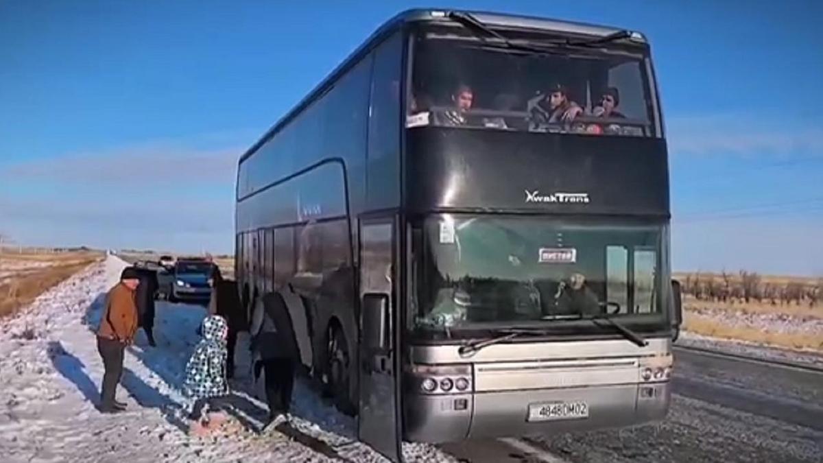Ақтөбе облысында жолда тоқтап қалған автобус Ақтөбе облысында жолда тоқтап қалған автобус