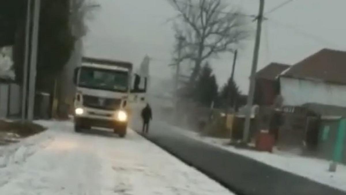 Укладка асфальта в снегопад в Талдыкоргане