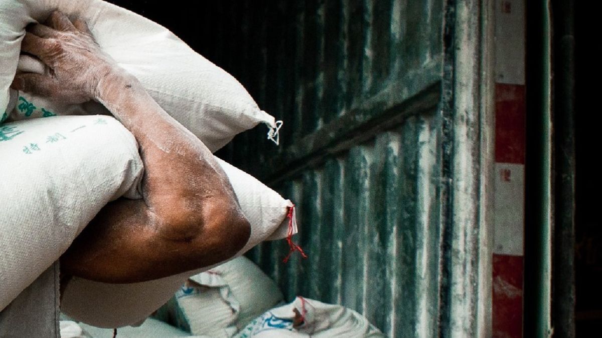 Грузчик с мукой