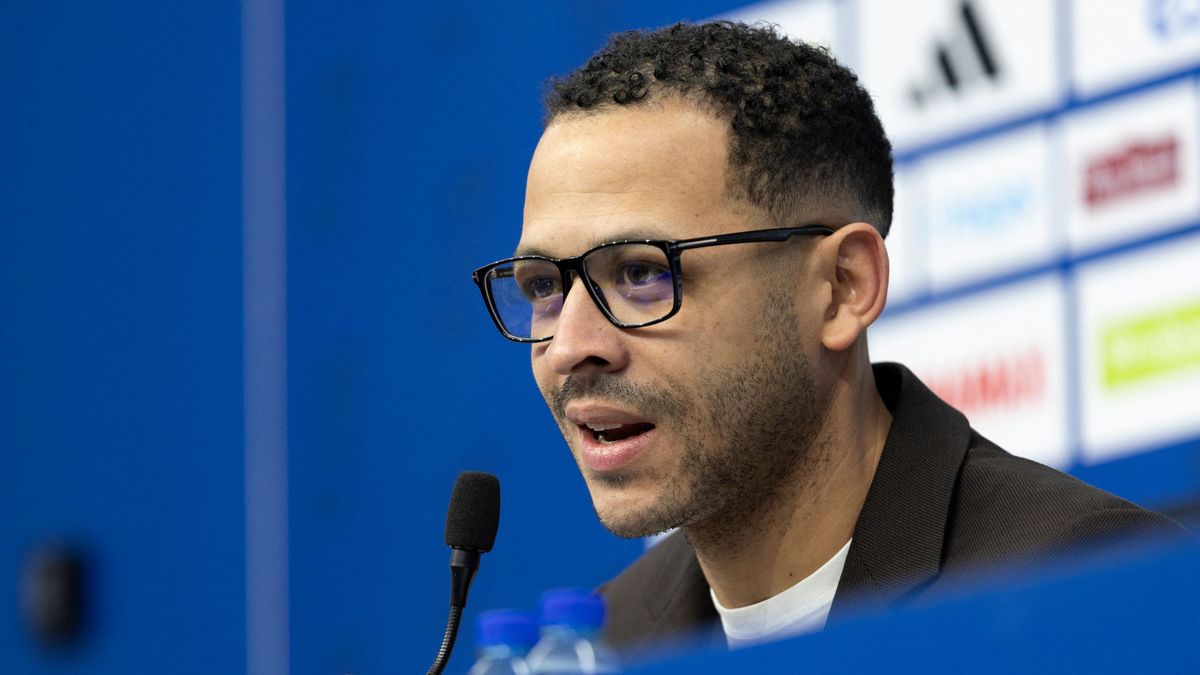 Английский футбольный тренер Лиам Росеньор