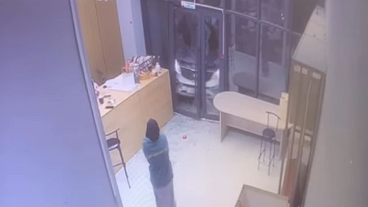 Автомобиль врезался в магазин