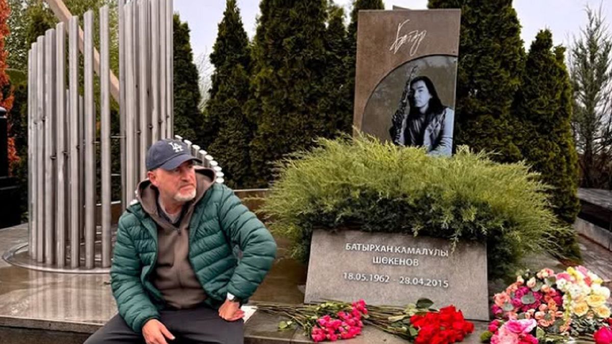Леонид Агутин на могиле Батырхана Шукенова