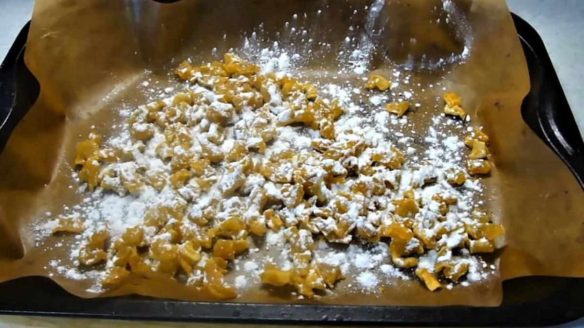 Посыпанные сахарной пудрой цукаты