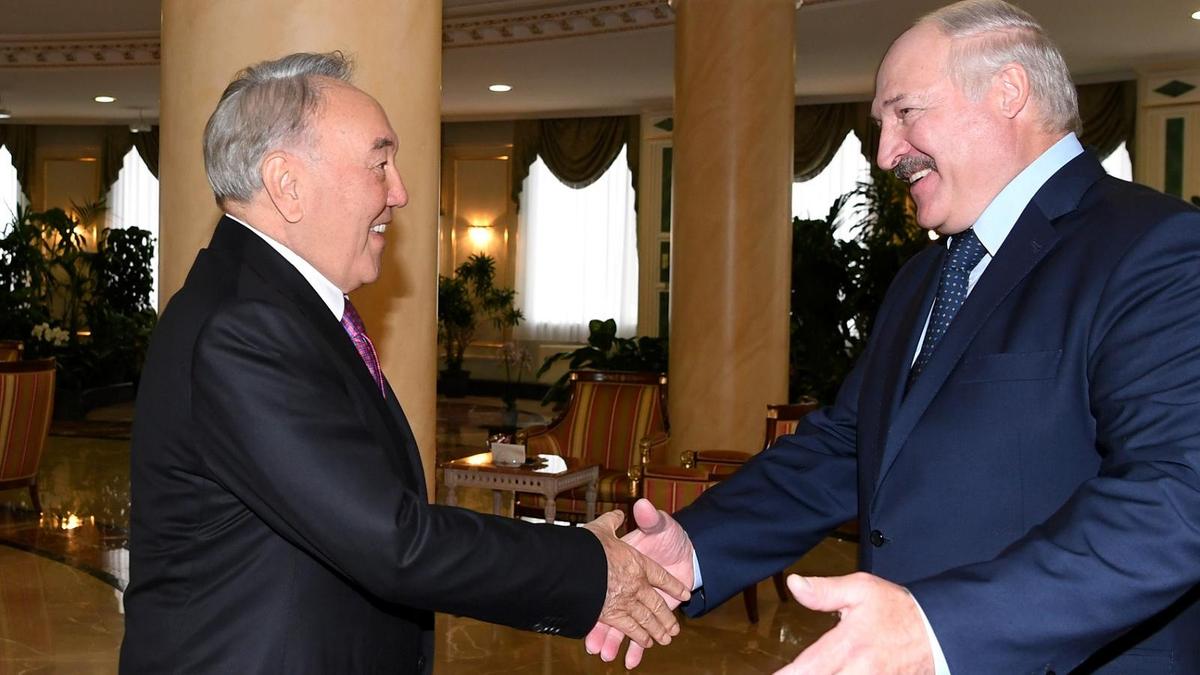 Назарбаев поговорил по телефону с Лукашенко
