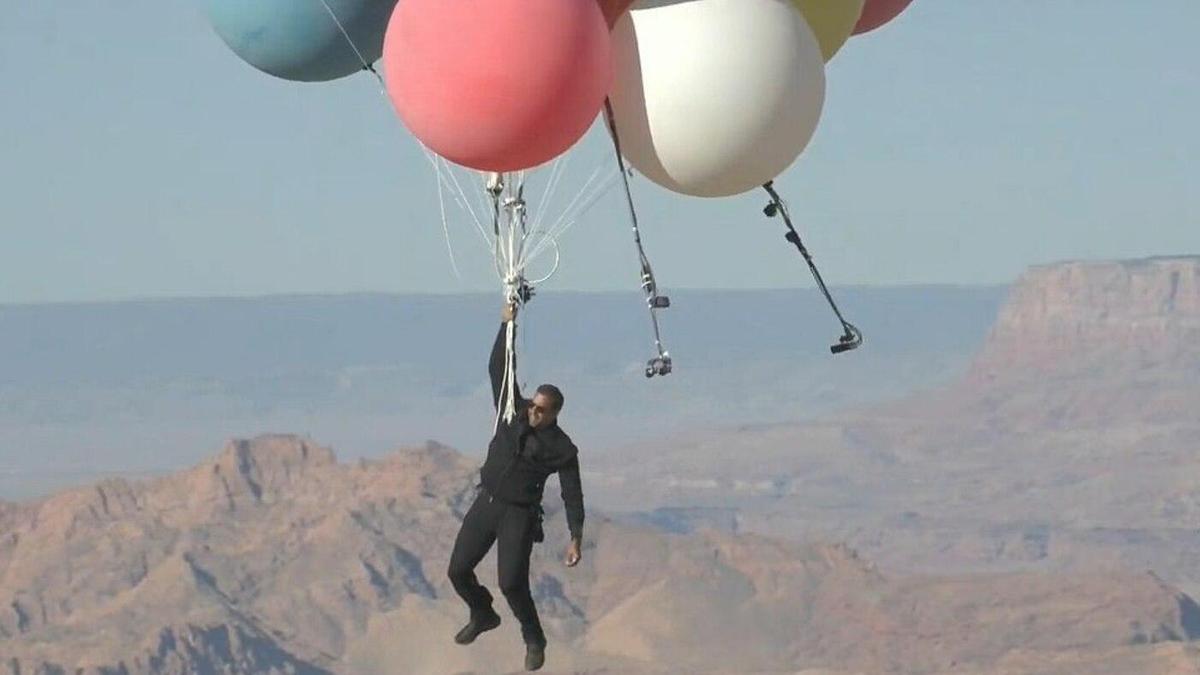 Воздушный шарик наполненный гелием взлетает в воздухе. Дэвид Блейн на шарах. Дэвид Блейн на воздушных шарах. Человек с воздушным шариком. Воздушный шар с людьми.