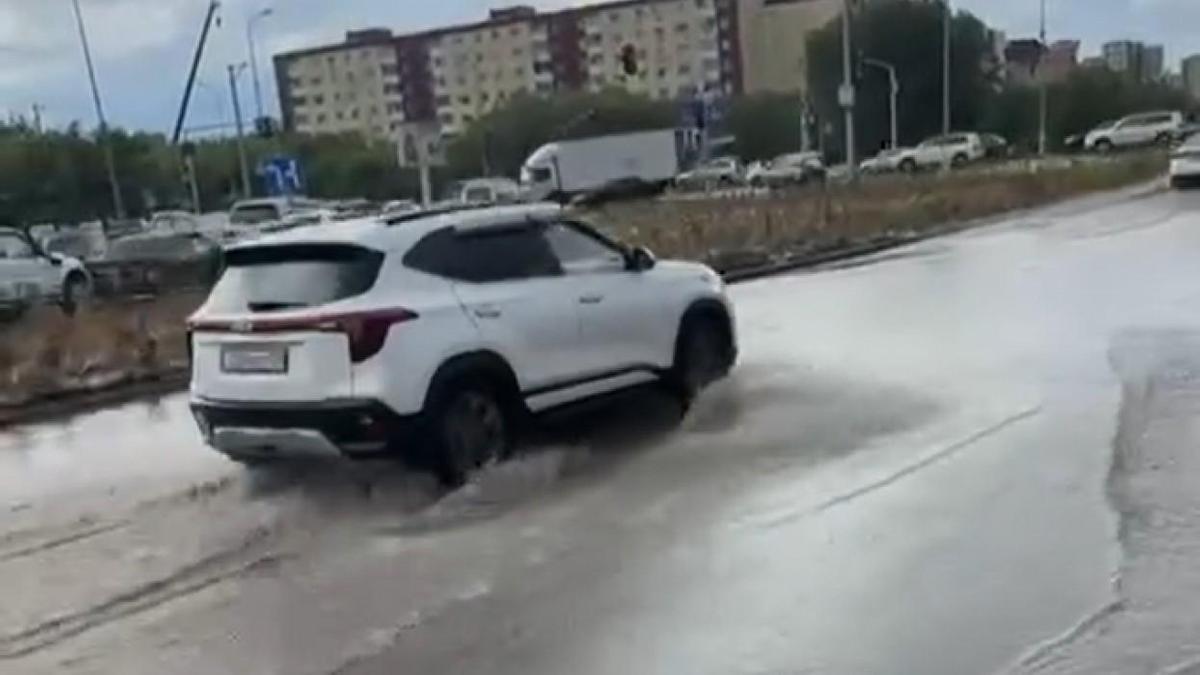 Подтопленная улица в Караганде Подтопленная улица в Караганде