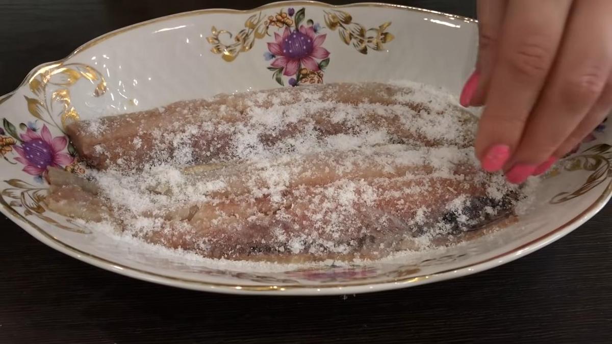 Филе сельди на тарелке в соли