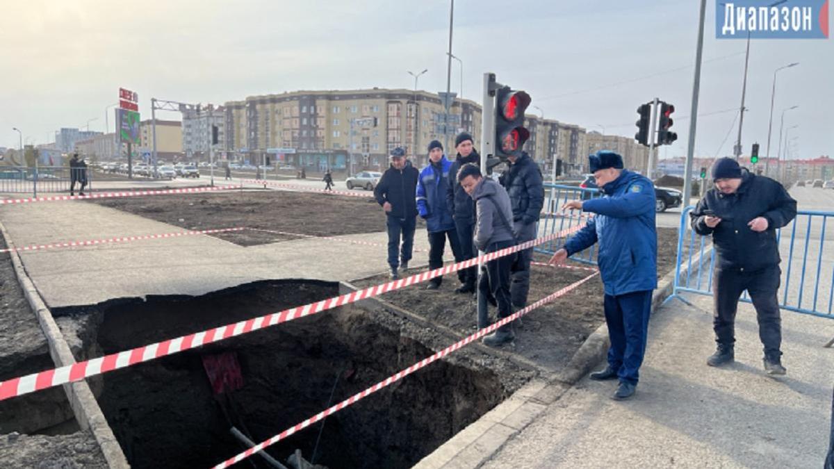 Яма на тротуаре в Актобе Яма на тротуаре в Актобе