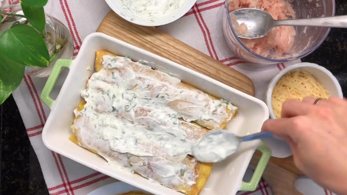 В форме для запекания бризоли, которые смазывают сметанным соусом
