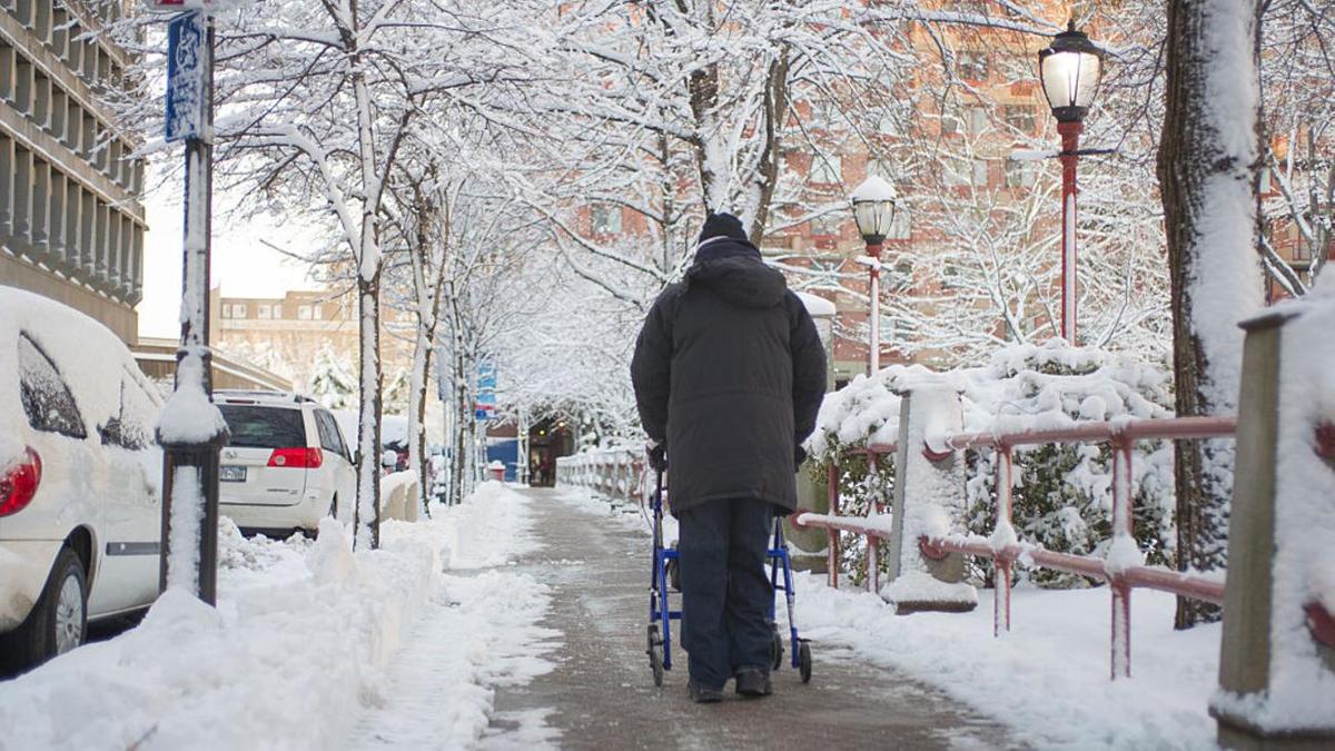 Пожилой мужчина в черной куртке гуляет по городу Пожилой мужчина в черной куртке гуляет по городу
